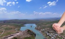 Ağrı semalarında kartalın pençesindeki yılan dron kamerasına yansıdı