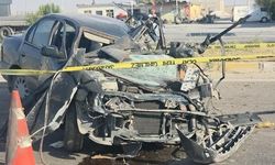 Aksaray'da otomobil aydınlatma direğine çarptı: 2 ölü, 2 ağır yaralı
