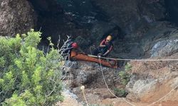 Alanya'da Kayalık Alanda Mahsur Kalan Vatandaş 2 Saatlik Kurtarma Operasyonuyla Sağlıkla Kurtarıldı