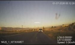 Ambulans şoförünün ters yönde gelen araca karşı hızlı manevrası kazayı önledi