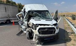 Ankara Çevreyolu'nda servis aracı tıra çarptı: 7 kişi yaralandı