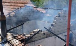 Antalya Kepez'de Gecekondu Yangını Ev Kullanılamaz Hale Getirdi