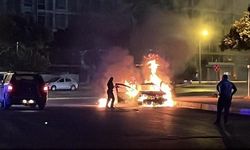 Antalya Kepez'de Seyir Halindeki Otomobil Alev Topuna Döndü, Kadın İtfaiyeci İlk Müdahaleyi Yaptı