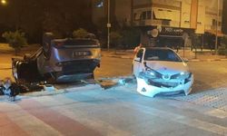 Antalya Muratpaşa'da Kavşakta Otomobiller Çarpıştı: Ters Dönen Araçtan Hafif Yaralılar Çıktı