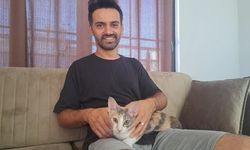 Antalya'da klima motorunda mahsur kalan kedi plaj çantasıyla kurtarıldı