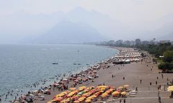 Antalya'da Nem Bulutları Kent Üzerini Kapladı, Hissedilen Sıcaklık 42 Dereceye Ulaştı
