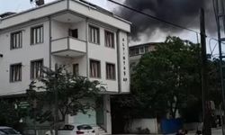Arnavutköy'de 5 Katlı Binanın Çatısında Çıkan Yangın Kontrol Altına Alındı