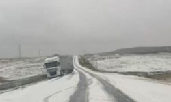 Artvin Sahara Geçidi'nde Dolu Yağışı Trafiği Olumsuz Etkiledi