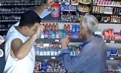 Bakkalda Müziğin Ritmine Kendini Bırakan Amcanın Neşeli Anları