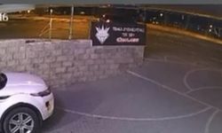 Beylikdüzü'nde motosiklet otomobile çarptı: 2 kişi yaralandı