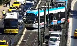 Beyoğlu Fındıklı'da Tramvay Raydan Çıktı, Yolcular Tahliye Edildi