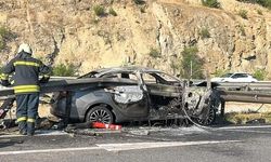 Bilecik'te Bariyerlere Çarpan Otomobil Alev Aldı: 3 Askeri Personel Yaralandı