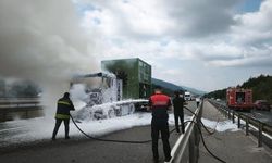 Bolu'da Seyir Halindeki Tırda Çıkan Yangın İtfaiye Ekiplerince Söndürüldü