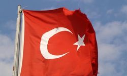 Burdur'da Türk bayrağına çirkin saldırı! Av tüfeği ile ateş edildi