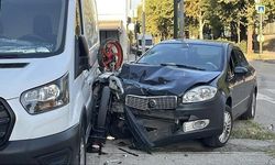Bursa'da motosiklet otomobille çarpıştı, iki araç arasında sıkıştı: 1 ağır yaralı