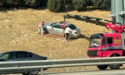Bursa'da otomobil bariyerleri aşarak tarlaya uçtu, sürücü yara almadan kurtuldu
