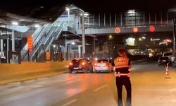 Bursa'da Polis Uygulamasında Müşteri Aracıyla Trafik Tehlikesi Yaratan Sürücü Yakalandı