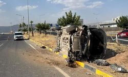 Cizre'de Elektrik Direğine Çarpan Otomobil Yan Yattı, Sürücü Yaralandı