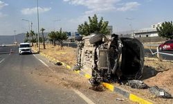 Cizre'de Trafik Kazası: Otomobil Refüjdeki Direğe Çarparak Yan Yattı, 1 Yaralı