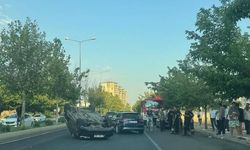 Diyarbakır'da Seyir Halindeki Otomobil Takla Attı: 2 Kişi Yaralandı