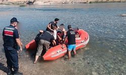 Diyarbakır'da Su Seviyesinin Yükselmesiyle Mahsur Kalan 10 Kişi Botla Kurtarıldı