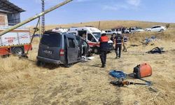 Elazığ Karakoçan'da hafif ticari araç tarlaya uçtu: 5 yaralı