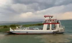 Elazığ'da Fırtına Nedeniyle Feribot İskeleye Yanaşamadı