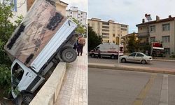 Elazığ'da Kamyonetin Bahçeye Uçtuğu Kazada 1 Kişi Hafif Yaralandı