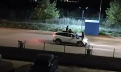 Elazığ'da Seyir Halindeki Otomobilin Üstünde Tehlikeli Yolculuk Kamerada