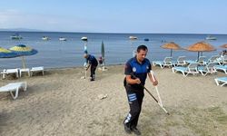 Erdek Sahilinde Zincirli Şezlong ve Şemsiyelere Zabıta Müdahalesi