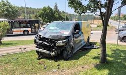 Eskişehir'de hafif ticari ve panelvan araç çarpıştı: 2 yaralı
