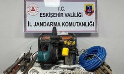 Eskişehir'de kaçak kazı yapan 5 kişi jandarma tarafından suçüstü yakalandı