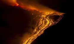 Etna Yanardağı'nda Yoğun Volkanik Aktivite Devam Ediyor