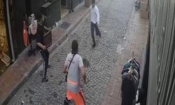 Fatih'te tramvayda telefon hırsızına temizlik personelinden süpürgeli müdahale