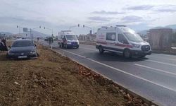 Gaziantep İslahiye'de Kavşakta İki Otomobil Çarpıştı