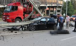 Isparta'da Kontrolden Çıkan Lüks Araç Bariyerlere Çarparak İkiye Bölündü