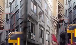 İstanbul Beyoğlu'nda Elektrik Tellerinde İntihar Girişimi Paniğe Yol Açtı