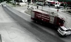 İtfaiye Aracı ile Otomobil Kavşakta Çarpıştı: Kaza Anı Kamerada
