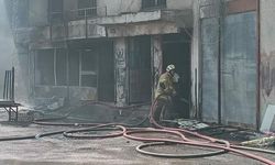 İzmir Buca'da Sünger Deposunda Çıkan Yangın Kontrol Altına Alınmaya Çalışılıyor
