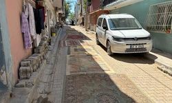 İzmir Konak'ta Bozuk Yollar Tozdan Korunmak İçin Halılarla Kaplandı