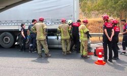İzmir'de Tırın Dorsesine Çarpan Otomobilin Sürücüsü Hayatını Kaybetti