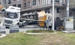 Kağıthane'de Hafriyat Kamyonu Dorsesi Devrildi, Kum Yola Saçıldı