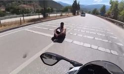 Kara Yolunun Ortasına Oturan Kişi Trafikte Tehlike Yarattı