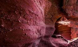 Katalonya'daki Kızıl Kayalıklar ve Yasaklı Coves de Can Riera Manzarası