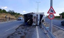 Kayseri Talas'ta Direksiyon Hakimiyeti Kaybolan Tır Devrildi: 1 Yaralı