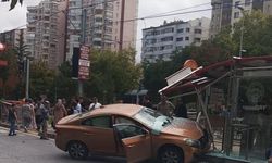Kayseri'de Otomobil Tramvay Durağına Girdi: Yaşlı Kadın Yaralandı, Bekleyenler Kıl Payı Kurtuldu