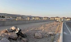 Kayseri'de Virajı Alamayan Motosiklet Yoldan Çıktı: 2 Kişi Yaralandı