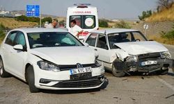 Kırıkkale'de Kafa Kafaya Çarpışan İki Otomobilde 5 Kişi Yaralandı
