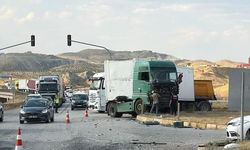 Kırıkkale'de yolcu otobüsü ve iki tırın kavşakta çarpışması sonucu 1 kişi yaralandı