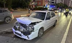 Kırmızı Işıkta Bekleyen Araca Arkadan Çarpma: Uşak'ta 3 Kişi Yaralandı